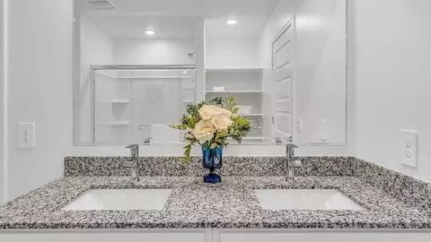 Bath - 5977 E Jayden Ln, Tucson, AZ 85756 photo 7 of 11