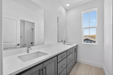 Bath - 2833 Dapper St, Tracy, CA 95377 photo 3 of 3