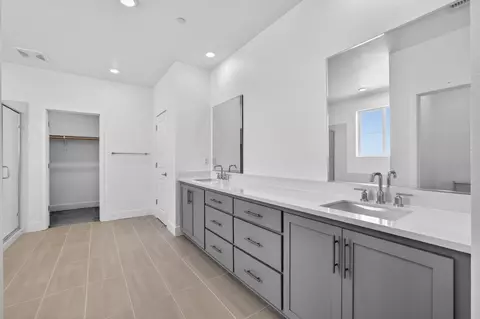 Bath - 2833 Dapper St, Tracy, CA 95377 photo 2 of 3