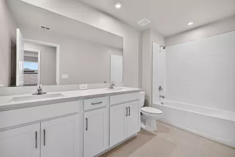 Bath - 9252 Derbyshire Dr, Parrish, FL 34219 photo 1 of 2