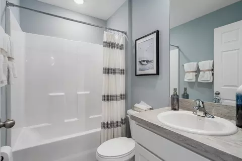 Bath - 5015 N Rosebud Cir, Labelle, FL 33935 photo 2 of 2