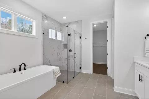 Bath - 3549 Dickson Place Dr, Opelika, AL 36801 photo 2 of 3