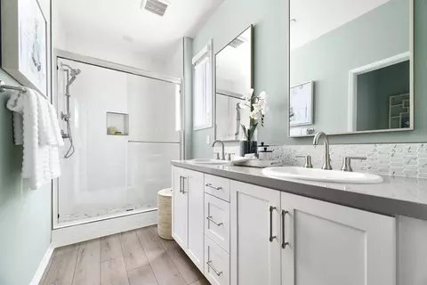 Bath - 16125 Currant Ln, Chino, CA 91708 photo 3 of 3