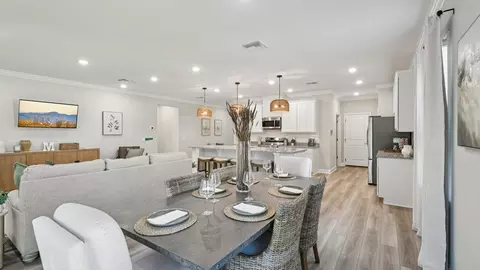 Dining - 804 SW 80th Way, Gainesville, FL 32608 photo 1 of 2