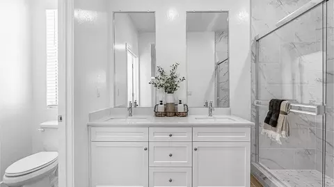 Bath - 944 Traverse Dr S, Madera, CA 93636 photo 1 of 5