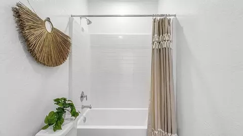 Bath - 944 Traverse Dr S, Madera, CA 93636 photo 4 of 5