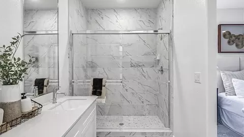 Bath - 944 Traverse Dr S, Madera, CA 93636 photo 2 of 5