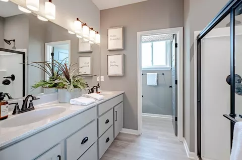 Bath - 3801 Circollo Dr, Covington, KY 41017 photo 3 of 4
