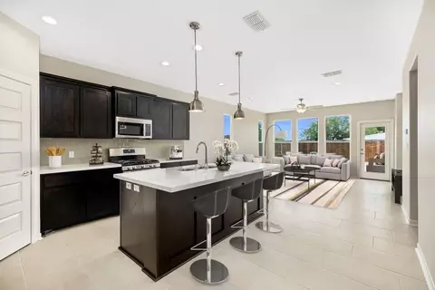 Kitchen - 1401 Sambar Lp, Laredo, TX 78045 photo 3 of 3