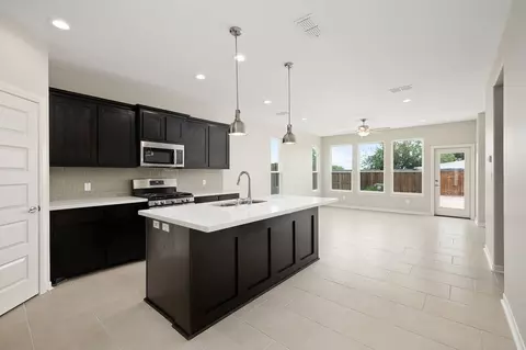 Kitchen - 1401 Sambar Lp, Laredo, TX 78045 photo 3 of 4