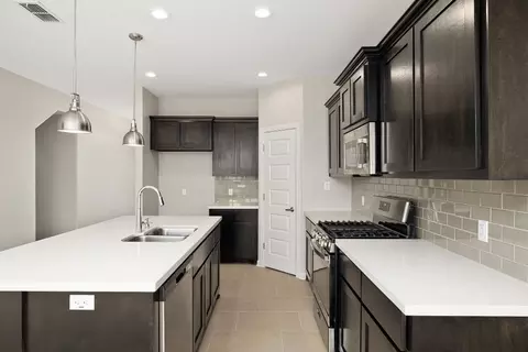 Kitchen - 1401 Sambar Lp, Laredo, TX 78045 photo 1 of 3