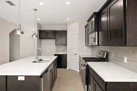 Kitchen - 1401 Sambar Lp, Laredo, TX 78045 photo 2 of 4