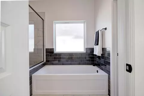 Bath - 7201 E Oakland St, Broken Arrow, OK 74014 photo 3 of 7