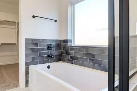 Bath - 7201 E Oakland St, Broken Arrow, OK 74014 photo 2 of 7