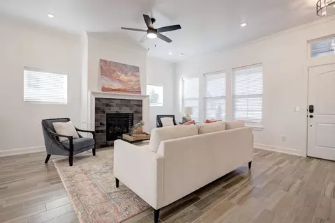 Living - 7201 E Oakland St, Broken Arrow, OK 74014 photo 2 of 4