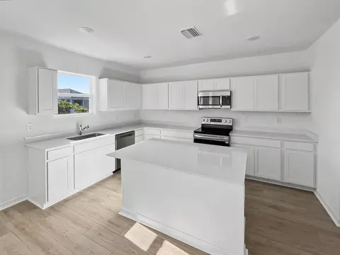 Kitchen - 13254 Sassafras Trl, Parrish, FL 34219 photo 2 of 2