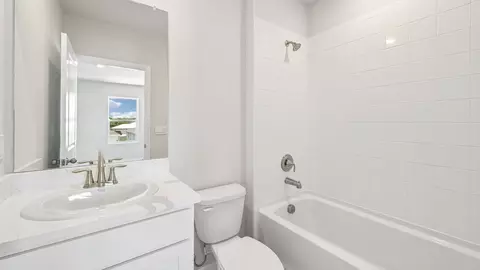 Bath - 17325 Whiskey Creek Trl, Parrish, FL 34219 photo 3 of 3