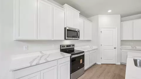 Kitchen - 17325 Whiskey Creek Trl, Parrish, FL 34219 photo 2 of 3