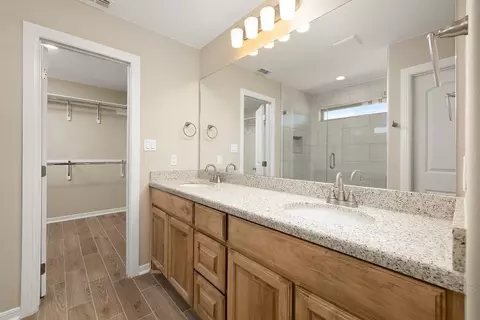 Bath - 5101 Carambola Ln, Laredo, TX 78046 photo 2 of 5