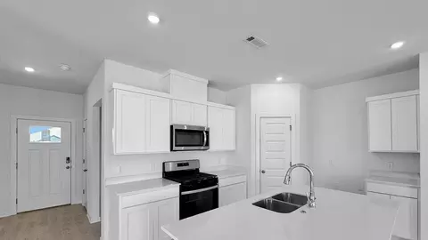 Kitchen - 27 Wolfsbridge Loop, Cabot, AR 72023 photo 3 of 6