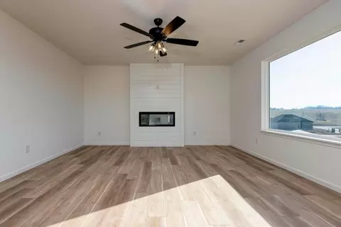 Living - 1917 Wellington Dr, Ozark, MO 65721 photo 2 of 3