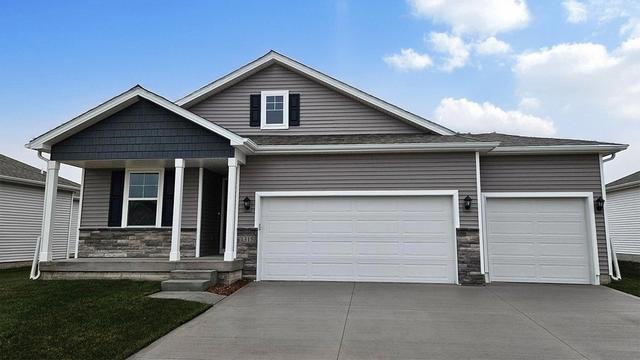 2881 Prairielight Dr, Hiawatha, IA 52233