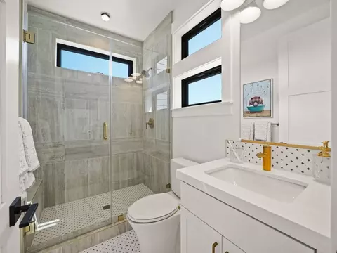 Bath - 7 Erin Dr, San Rafael, CA 94903 photo 4 of 7