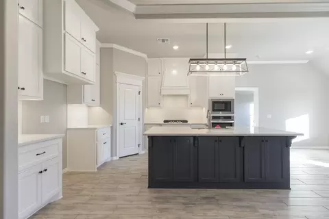 Kitchen - 932 Hydrangea Way, Edmond, OK 73034 photo 9 of 22