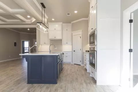 Kitchen - 932 Hydrangea Way, Edmond, OK 73034 photo 14 of 22