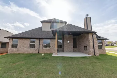 Exterior - 932 Hydrangea Way, Edmond, OK 73034 photo 37 of 43