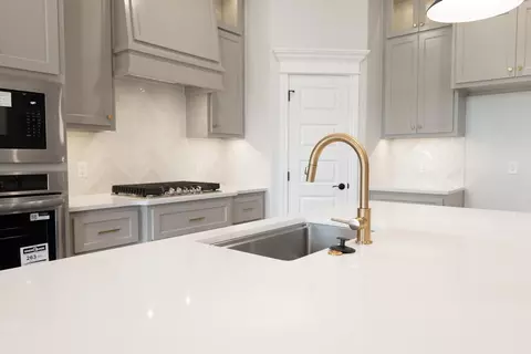 Kitchen - 932 Hydrangea Way, Edmond, OK 73034 photo 7 of 17