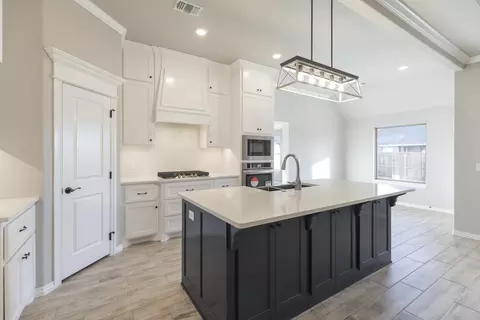 Kitchen - 932 Hydrangea Way, Edmond, OK 73034 photo 10 of 22