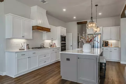 Kitchen - 16140 Tall Grass Dr, Moore, OK 73170 photo 4 of 6