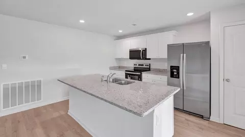 Kitchen - 90 Pine St, Byhalia, MS 38611 photo 3 of 11