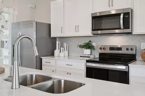 Kitchen - 5026 Orinoco Ln, Saint Cloud, FL 34771 photo 4 of 5
