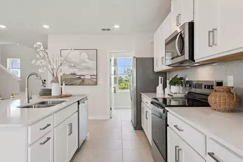 Kitchen - 5026 Orinoco Ln, Saint Cloud, FL 34771 photo 3 of 5