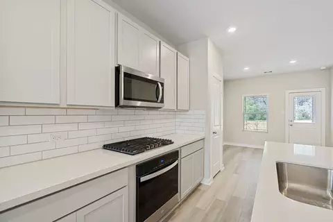 Kitchen - 12048 Moonlight Path Dr, Conroe, TX 77304 photo 6 of 7