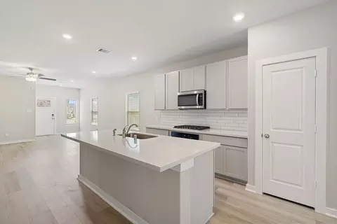 Kitchen - 12048 Moonlight Path Dr, Conroe, TX 77304 photo 4 of 7