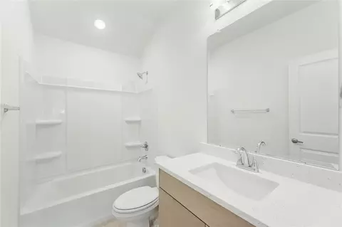 Bath - 112 Sweetwater Dr, Commerce, TX 75428 photo 3 of 4