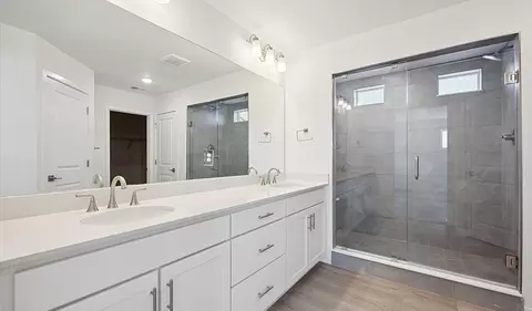 Bath - 5566 Tamarack Ave, Longmont, CO 80504 photo 2 of 7