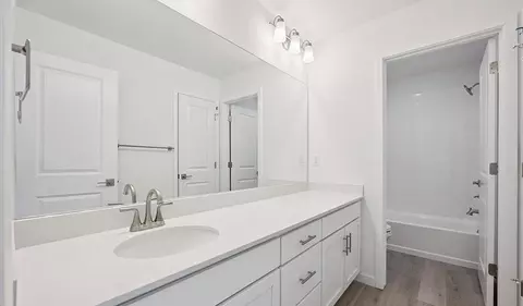 Bath - 5566 Tamarack Ave, Longmont, CO 80504 photo 4 of 7