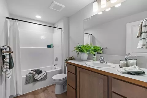 Bath - 2061 Sumac Ave, Middleton, ID 83644 photo 2 of 2