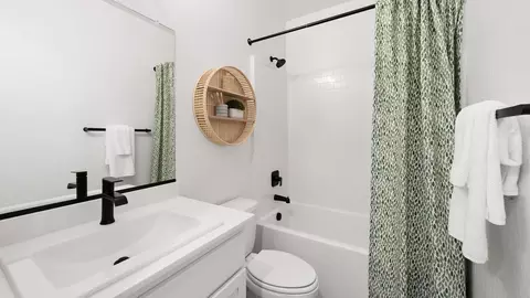 Bath - 3943 W Babcock Ave, Visalia, CA 93291 photo 1 of 1