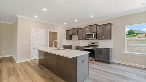 Kitchen - 719 Eagle Cv, Wetumpka, AL 36093 photo 4 of 7