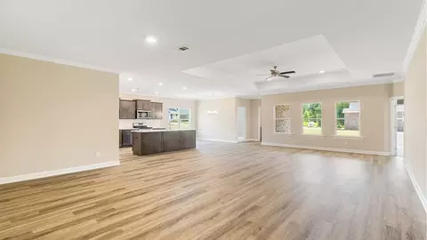 Living - 719 Eagle Cv, Wetumpka, AL 36093 photo 2 of 5