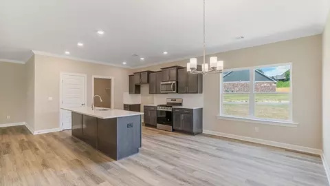 Kitchen - 719 Eagle Cv, Wetumpka, AL 36093 photo 3 of 7