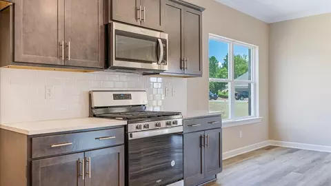 Kitchen - 719 Eagle Cv, Wetumpka, AL 36093 photo 5 of 7