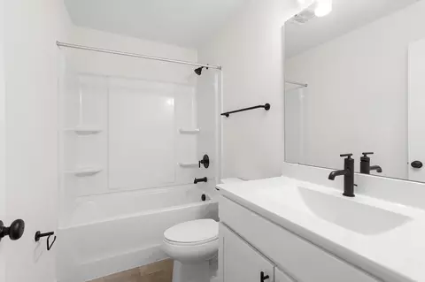 Bath - 986 Grandview Ln, Pacific, MO 63069 photo 12 of 14