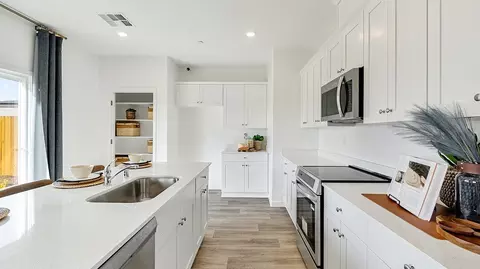 Kitchen - Mccutchen Rd & Progress Rd, Bakersfield, CA 93311 photo 4 of 8