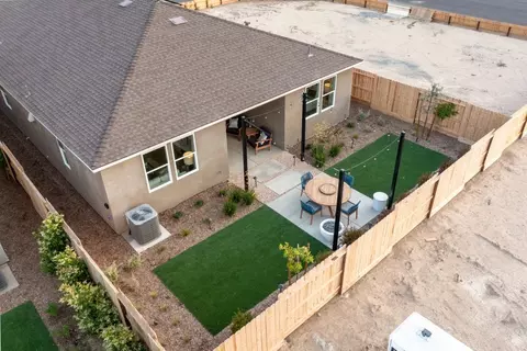 Exterior - 588 Burnett Ave, Chowchilla, CA 93610 photo 9 of 20